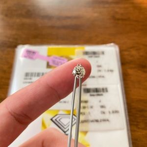 1.03ct Round Diamond Stud J-VS2